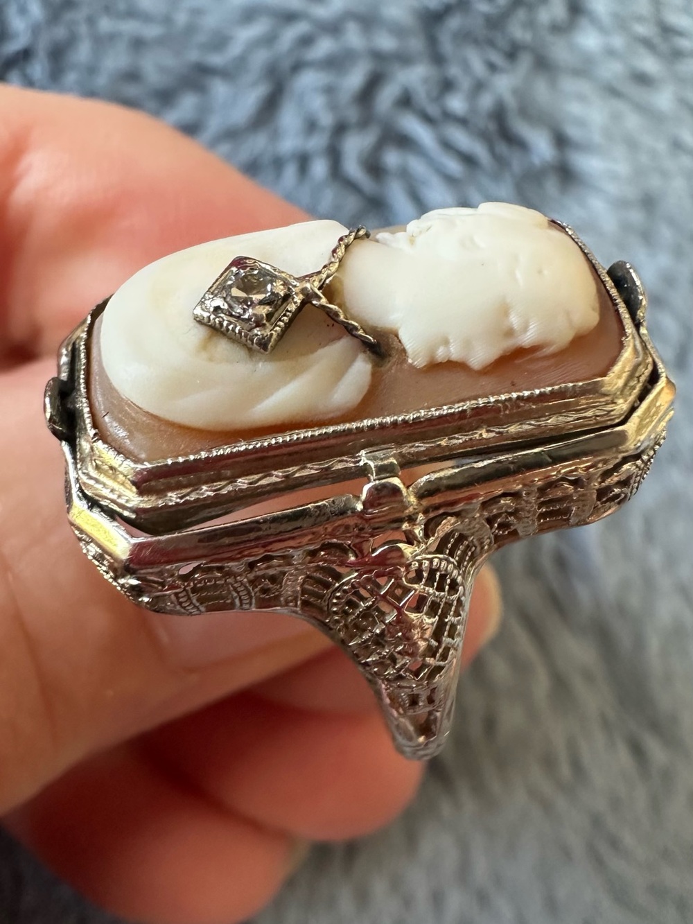 Vintage White Cameo Ring with 14k white gold filigree setting - Picture 9 of 9